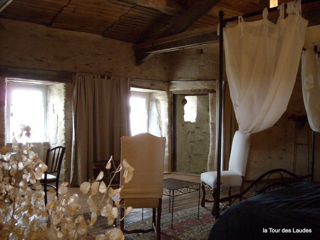 Bed and Breakfast La Tour Des Laudes Breuil-Barret Exterior foto