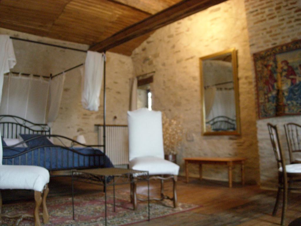 Bed and Breakfast La Tour Des Laudes Breuil-Barret Zimmer foto