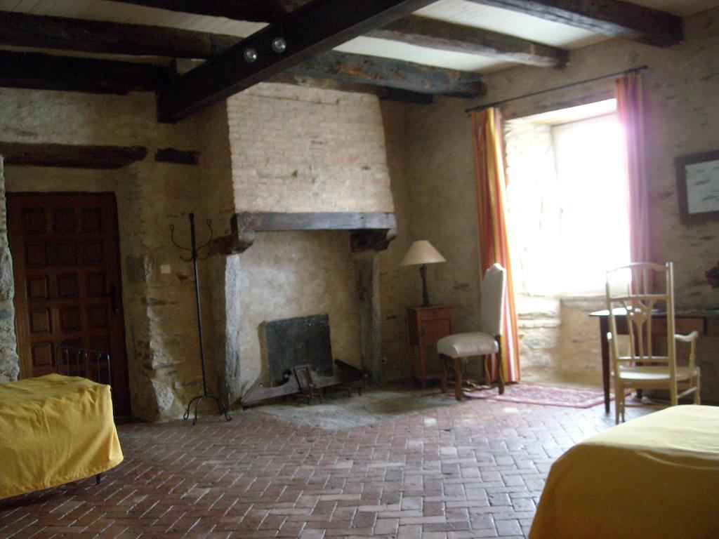 Bed and Breakfast La Tour Des Laudes Breuil-Barret Zimmer foto