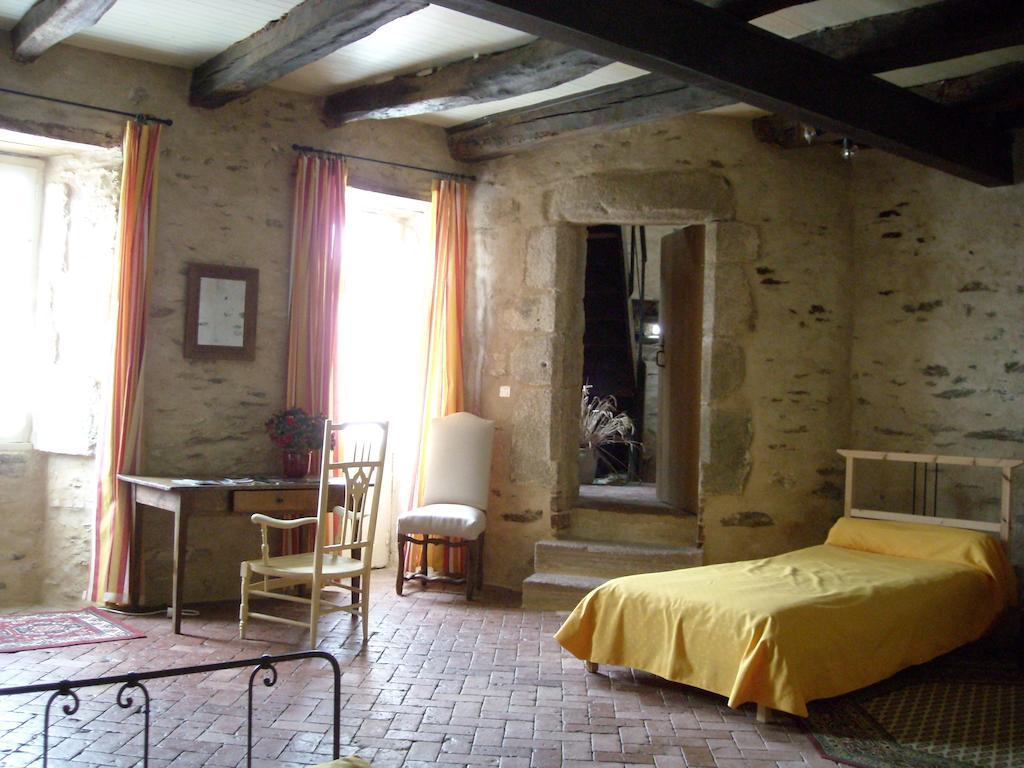 Bed and Breakfast La Tour Des Laudes Breuil-Barret Zimmer foto