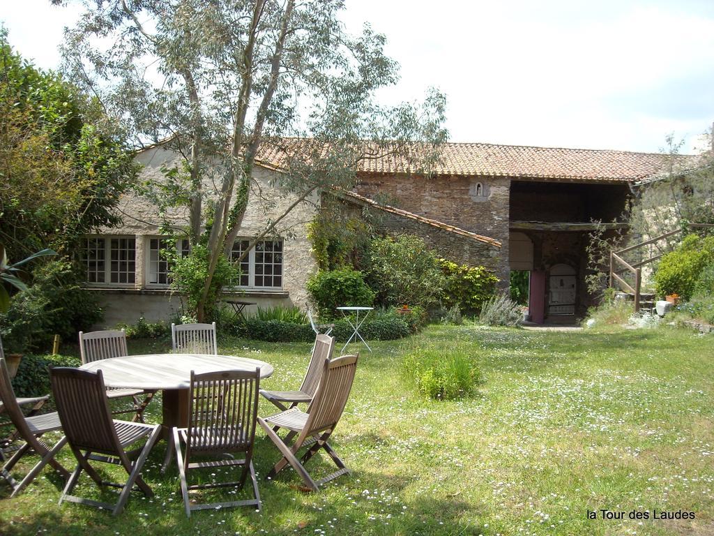 Bed and Breakfast La Tour Des Laudes Breuil-Barret Exterior foto