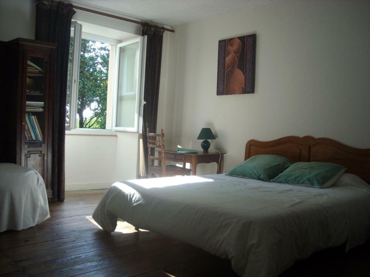 Bed and Breakfast La Tour Des Laudes Breuil-Barret Exterior foto